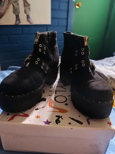 Botines negros con ojales y cierre dorado - miniatura 3