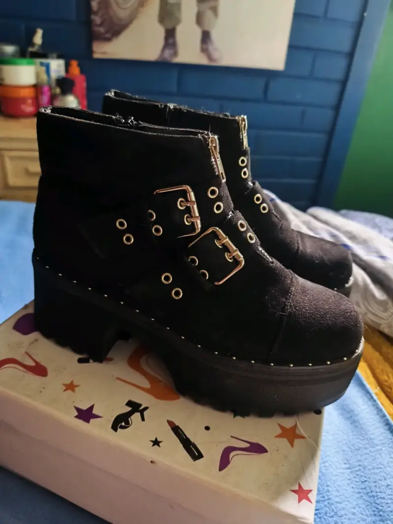 Botines negros con ojales y cierre dorado - 4