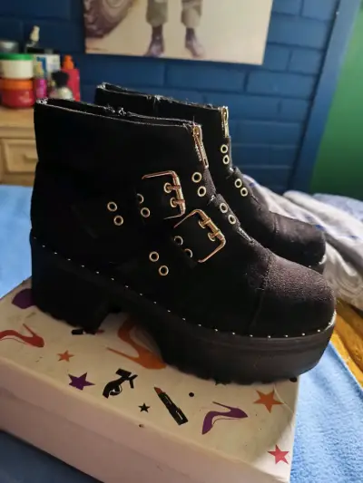Botines negros con ojales y cierre dorado - miniatura 4