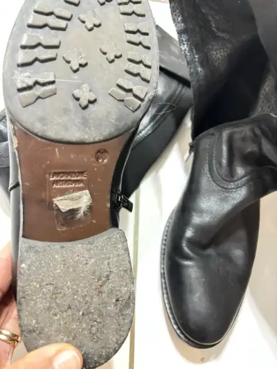 Botas de cuero negras para mujer con hebilla - miniatura 1