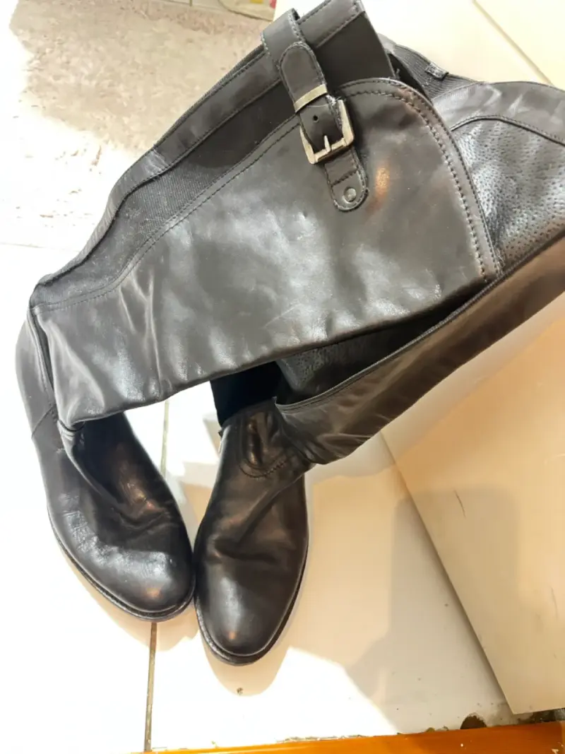 Botas de cuero negras para mujer con hebilla - 2