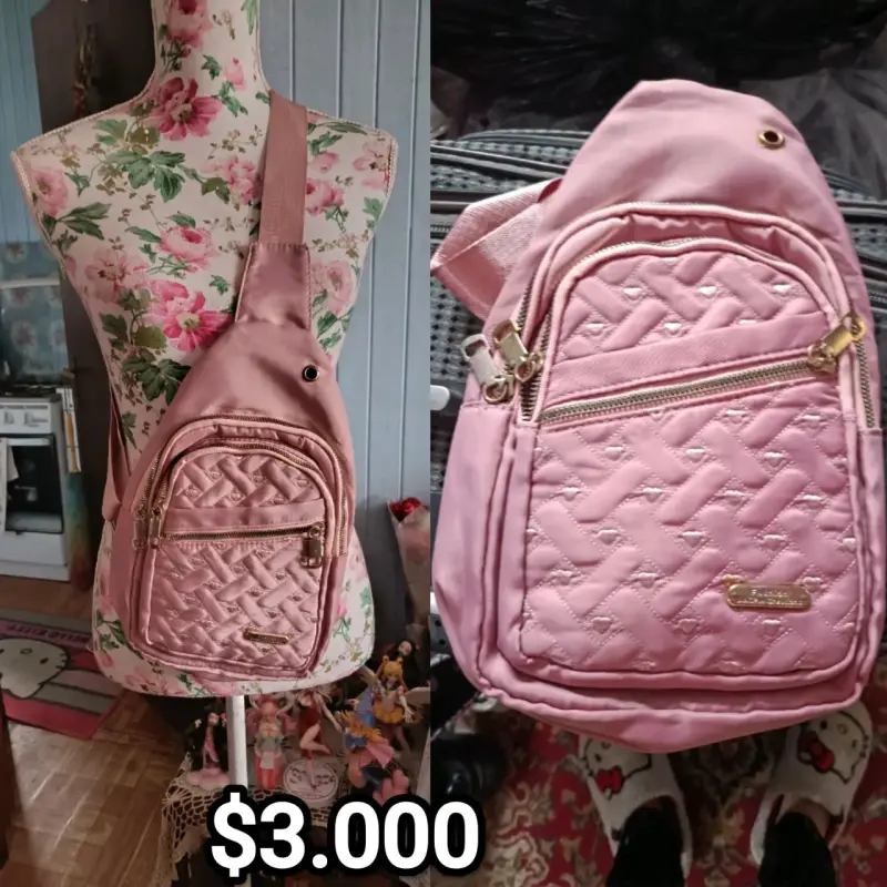 Mochila bandolera rosa con diseño acolchado