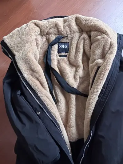 Parka Zara negra con capucha - miniatura 2
