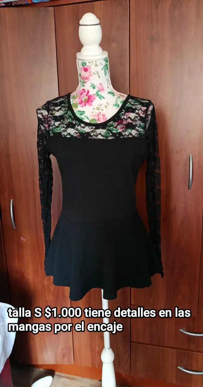 Blusa negra con encaje en mangas talla S - 1