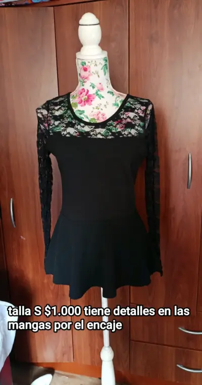 Blusa negra con encaje en mangas talla S - miniatura 1