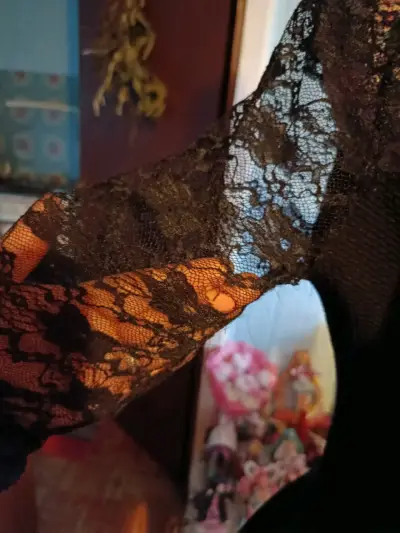 Blusa negra con encaje en mangas talla S - miniatura 2