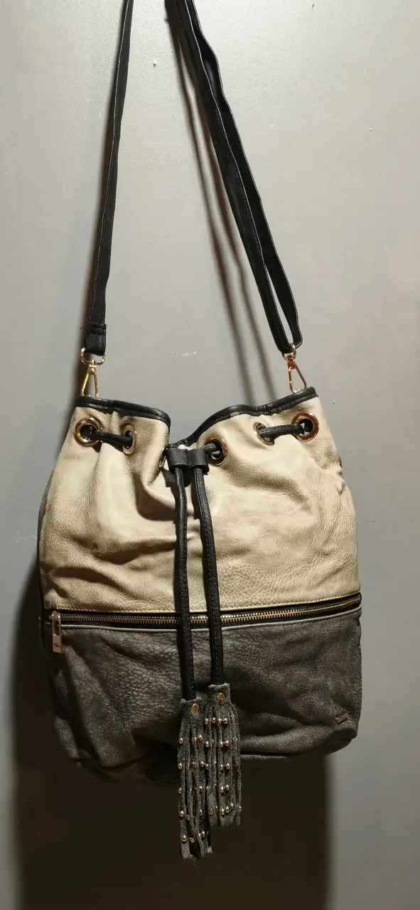 Bolso de cuero beige y negro con detalles dorados - 1
