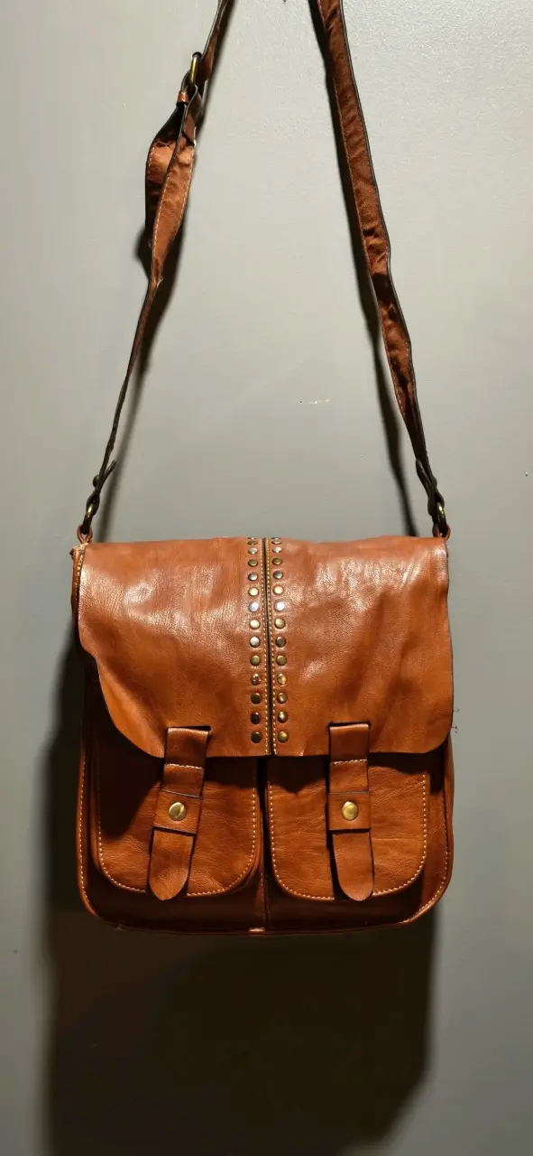Bolso de cuero beige y negro con detalles dorados - 2