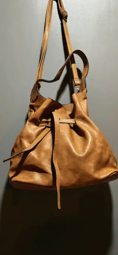 Bolso de cuero beige y negro con detalles dorados - miniatura 3