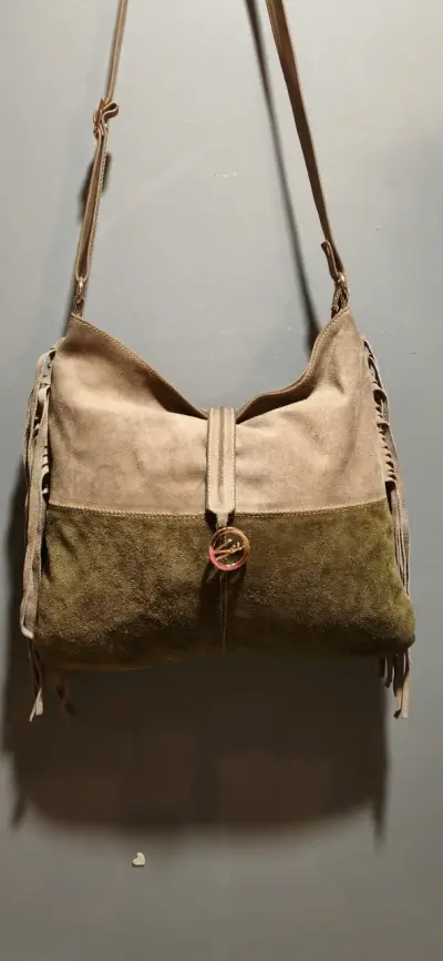 Bolso de cuero beige y negro con detalles dorados - miniatura 4