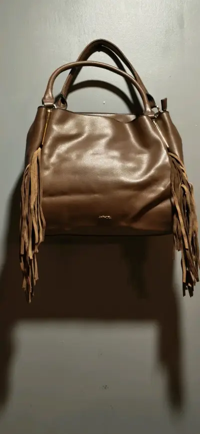 Bolso de cuero beige y negro con detalles dorados - miniatura 6