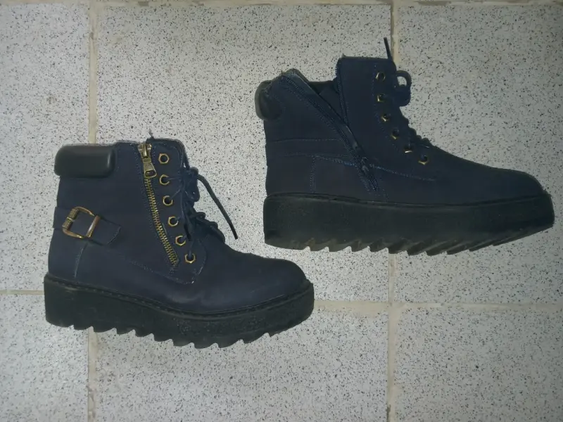 Botas de cuero azul con cierre y hebilla