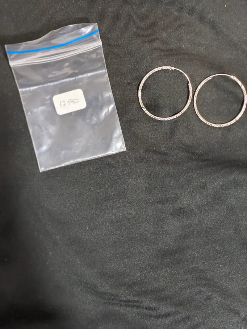 Aros de plata con diseño grabado
