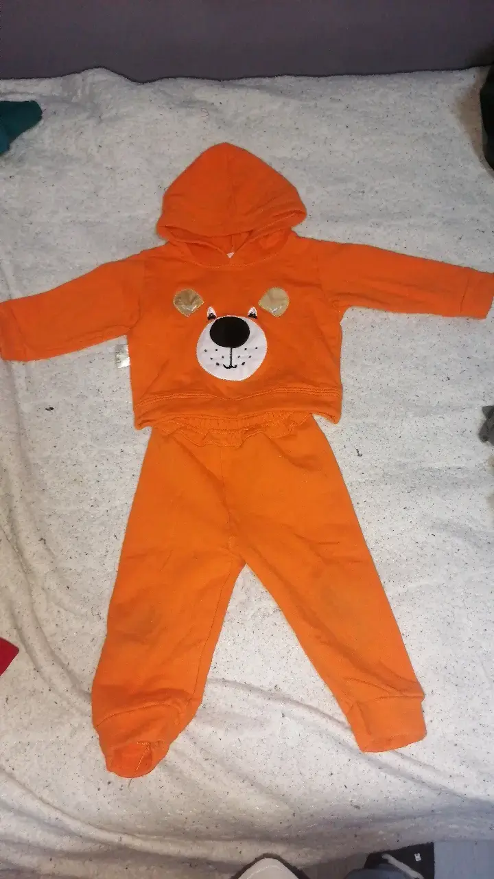Conjunto de bebé naranja con capucha y diseño de oso