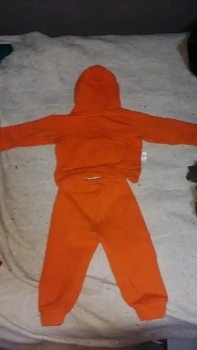 Conjunto de bebé naranja con capucha y diseño de oso - miniatura 2