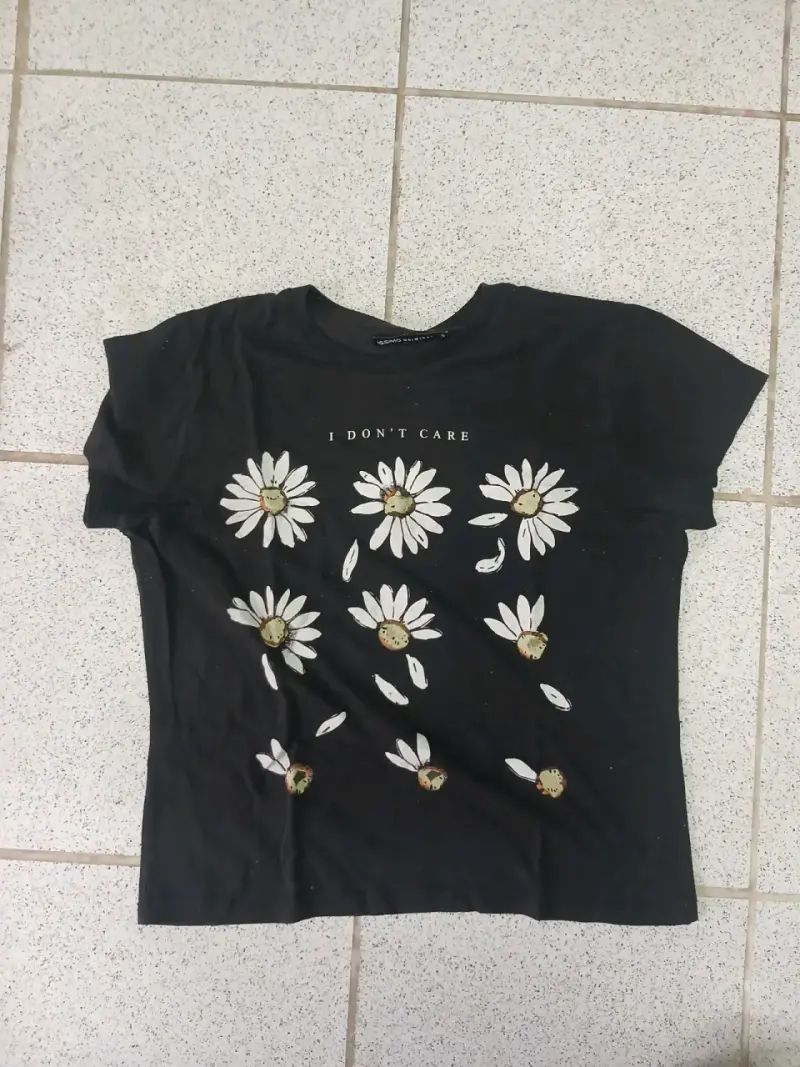 Polera negra con estampado de margaritas