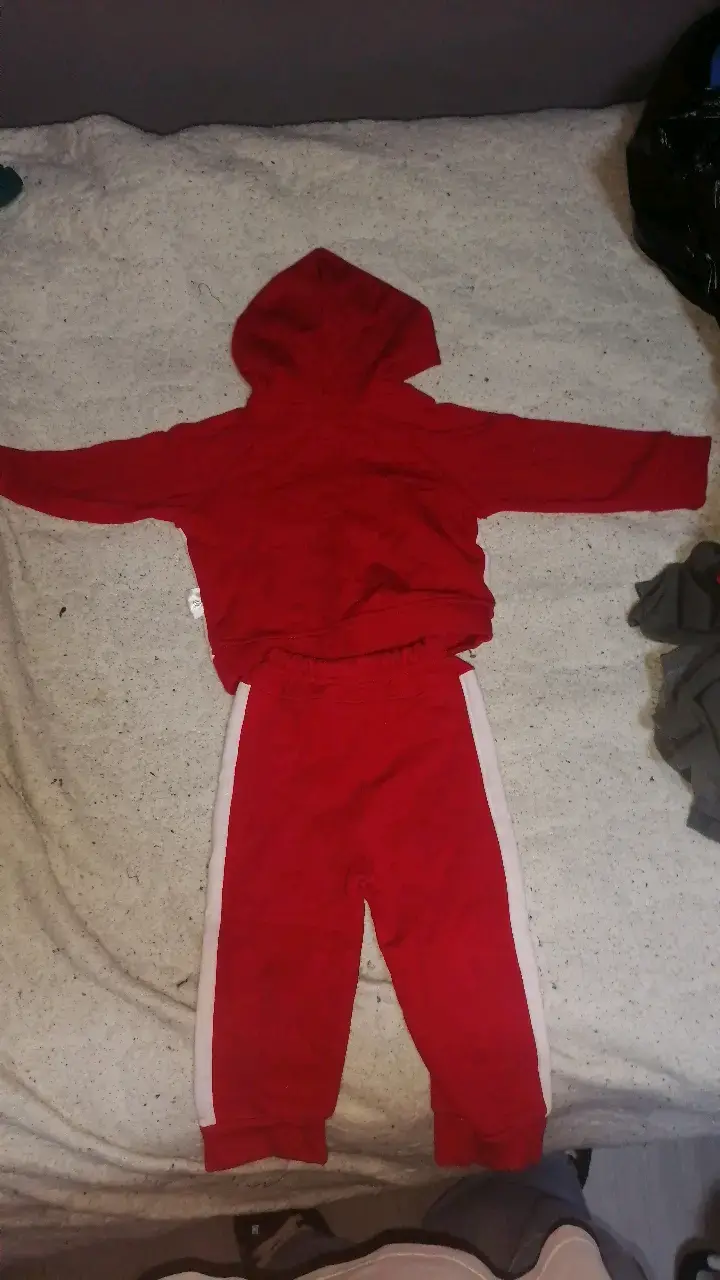 Conjunto de niño rojo con capucha y diseño de dinosaurio - 3