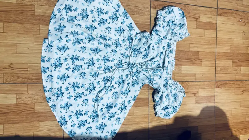 Vestido floral blanco y azul