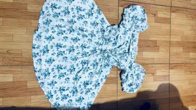 Vestido floral blanco y azul - miniatura 1