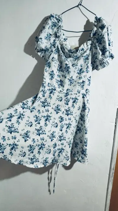 Vestido floral blanco y azul - miniatura 3