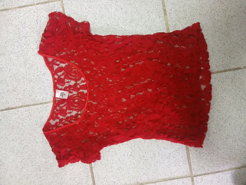 Blusa de encaje roja para mujer