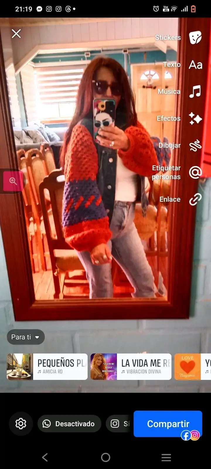 Chaqueta de mezclilla con mangas tejidas coloridas
