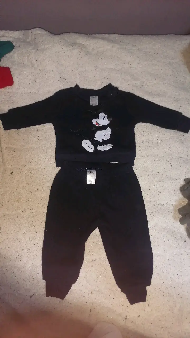 Conjunto de ropa infantil con diseño de personaje