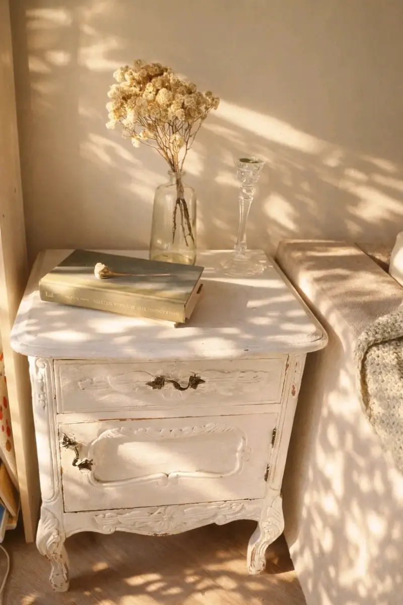 Mesa de noche vintage blanca con cajones