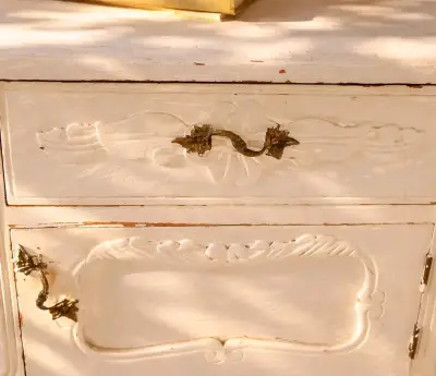 Mesa de noche vintage blanca con cajones - miniatura 2