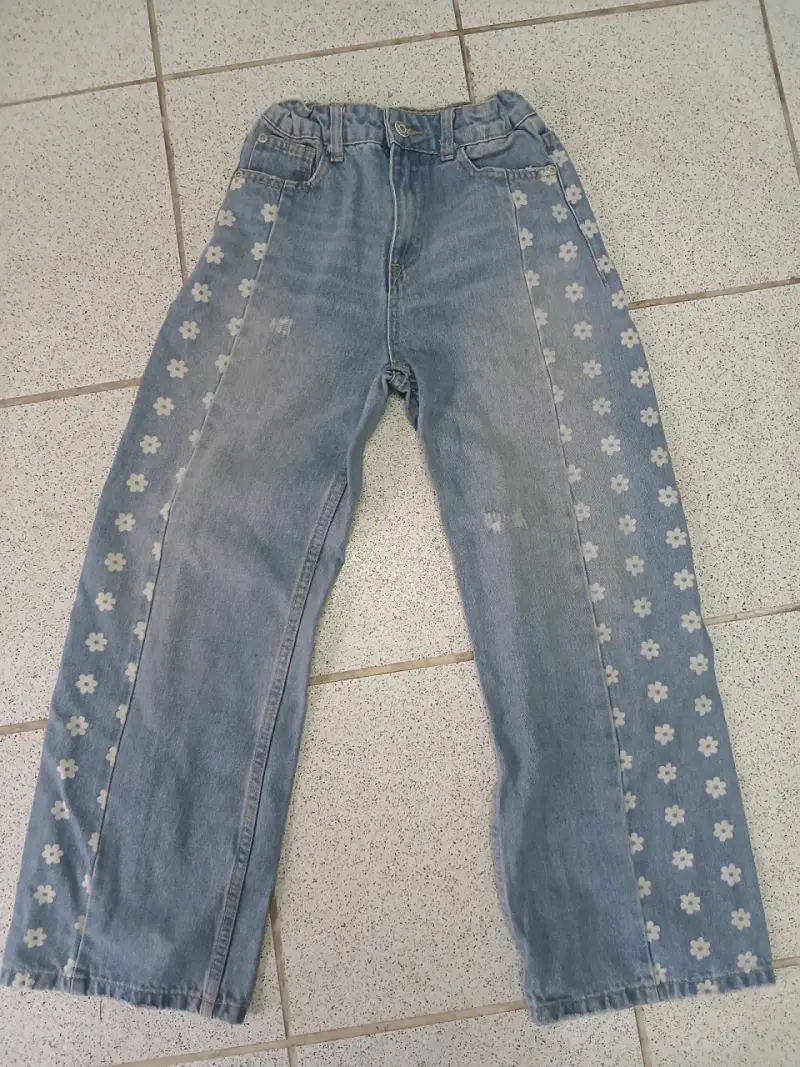 Jeans de mezclilla con flores para niña