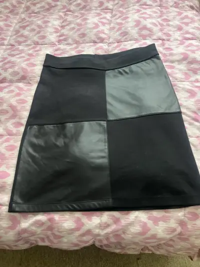 Falda negra de cuero sintético para mujer - miniatura 1