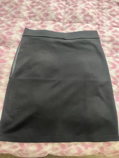 Falda negra de cuero sintético para mujer - miniatura 2
