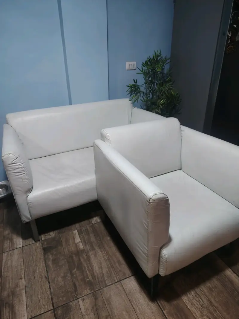 Juego de sillones blancos de cuero sintético - 1