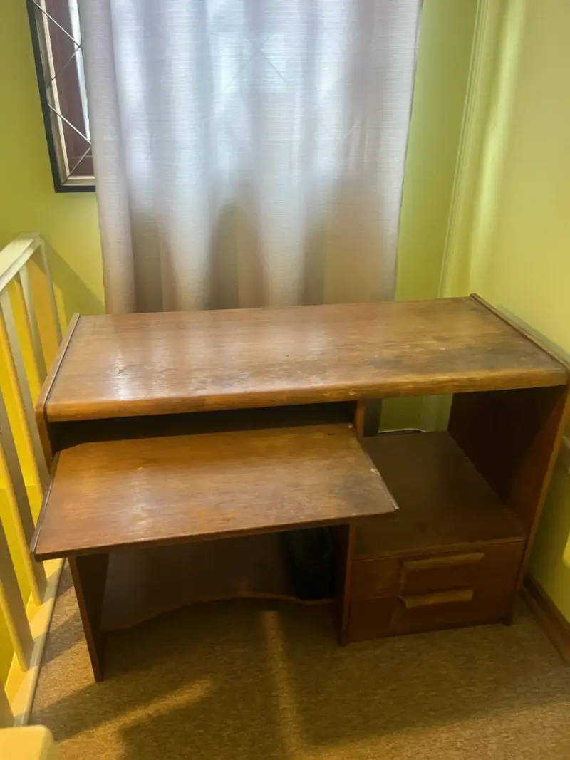 Escritorio de madera con cajones - 2