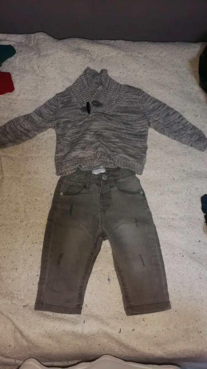 Conjunto de niño: sweater gris y jeans