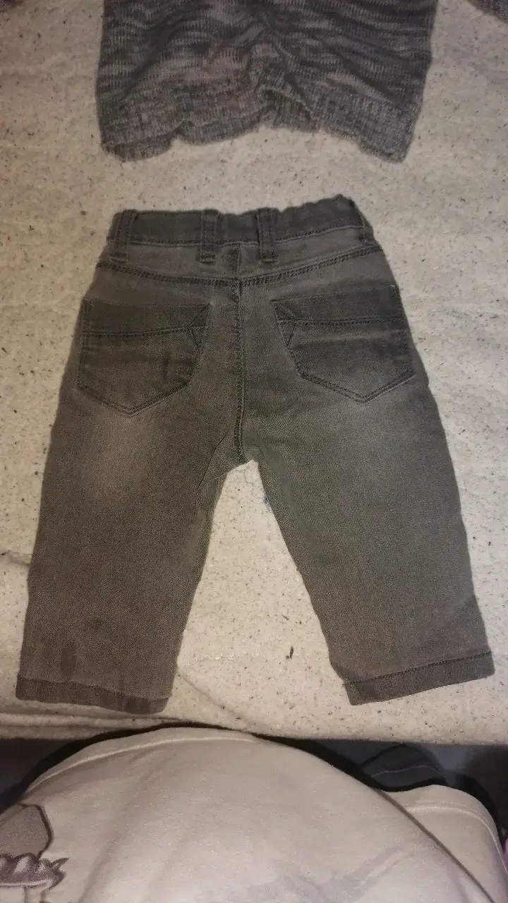 Conjunto de niño: sweater gris y jeans - 3