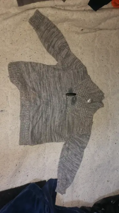 Conjunto de niño: sweater gris y jeans - miniatura 4