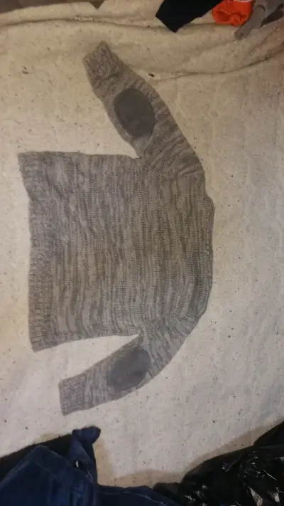 Conjunto de niño: sweater gris y jeans - miniatura 5