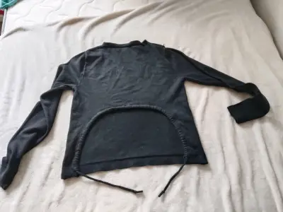 Suéter negro de lana para mujer - miniatura 2