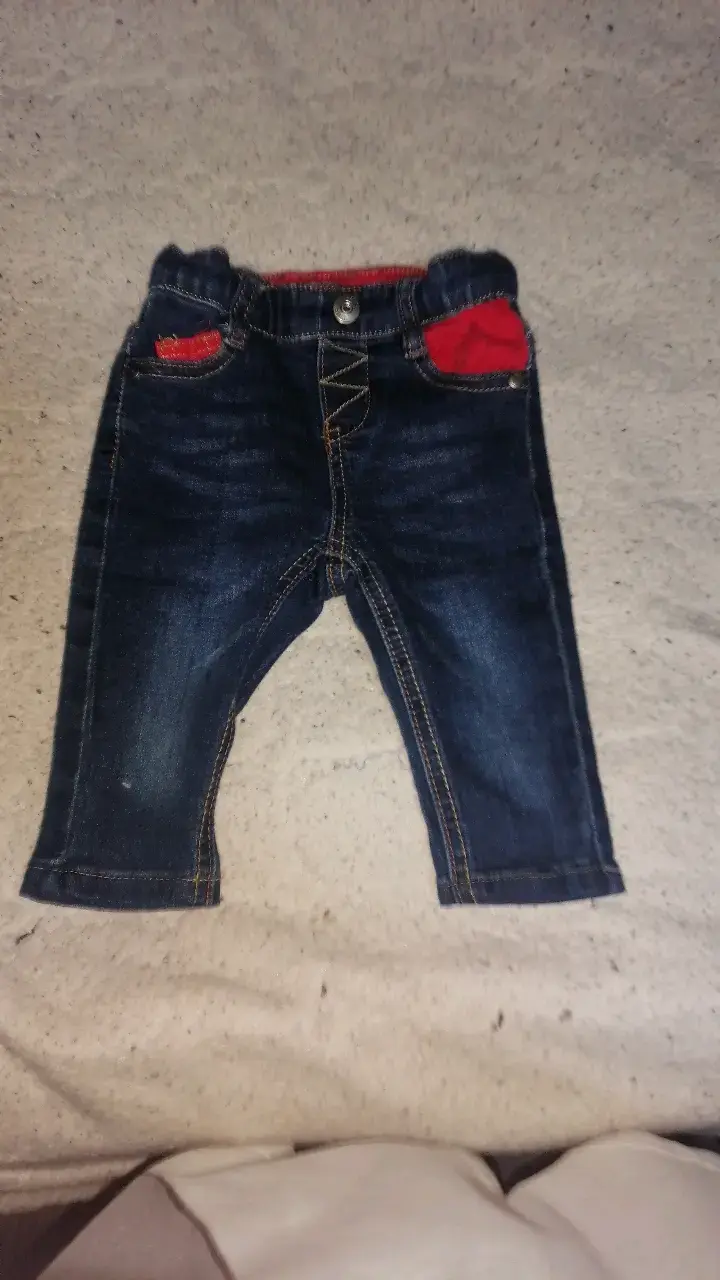 Conjunto de niño: sweater gris y jeans