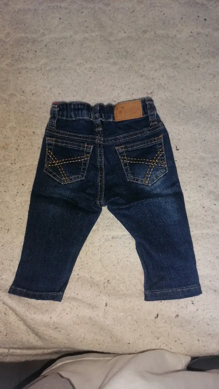 Conjunto de niño: sweater gris y jeans - 2