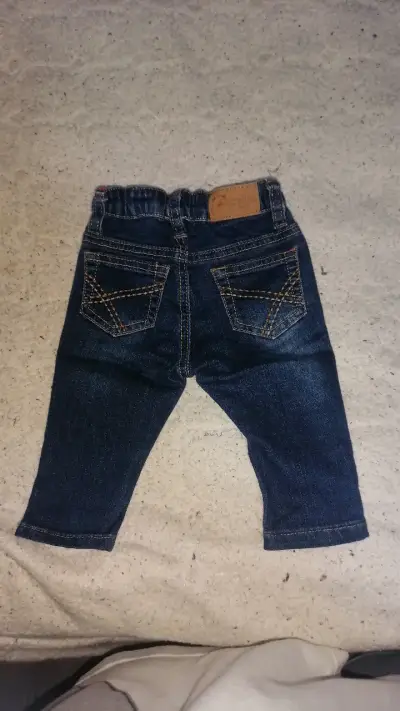 Conjunto de niño: sweater gris y jeans - miniatura 2