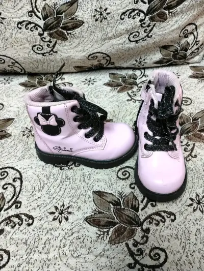 Botas rosadas para niña con diseño Minnie - miniatura 2