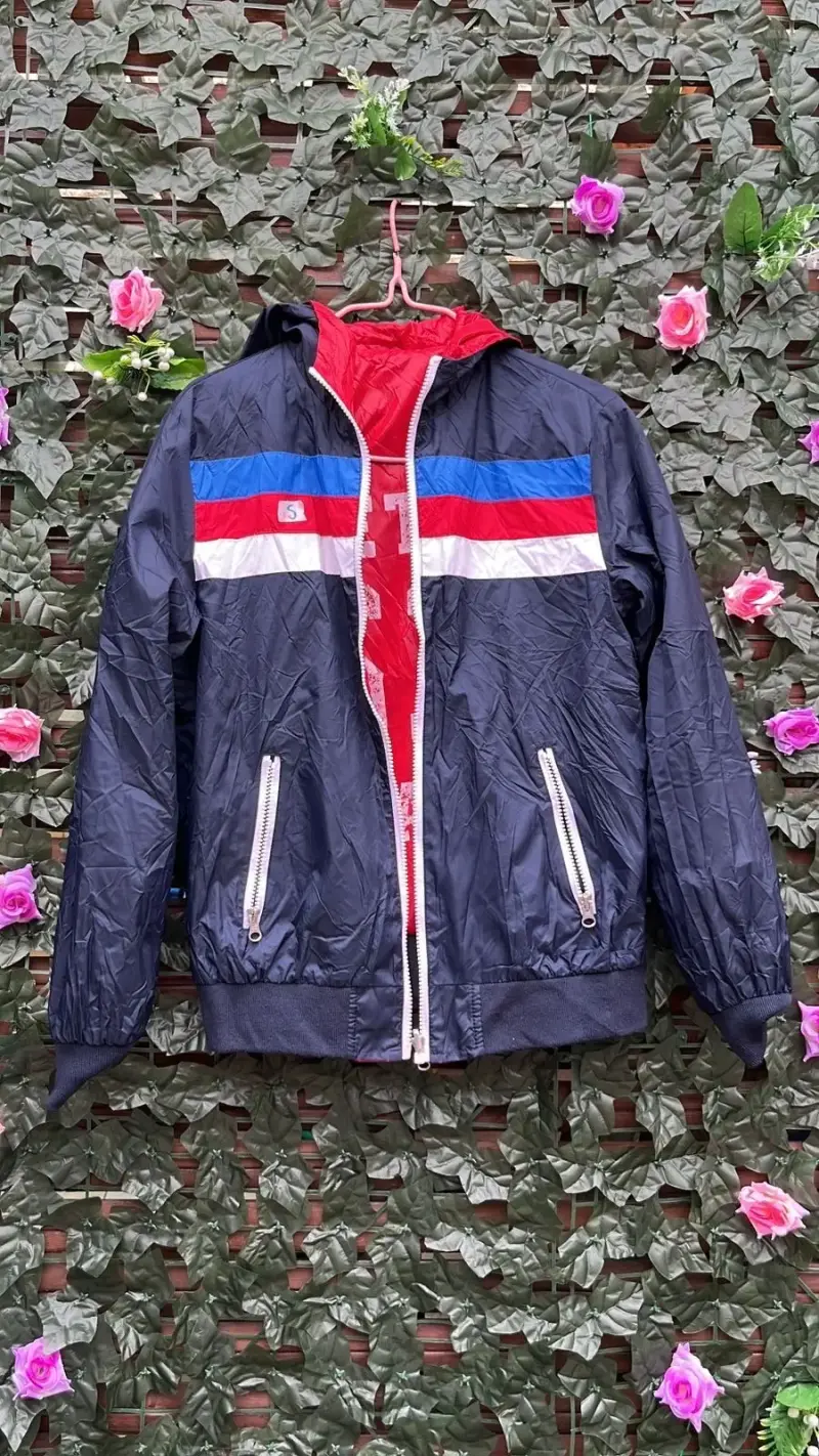 Chaqueta cortaviento azul con capucha reversible
