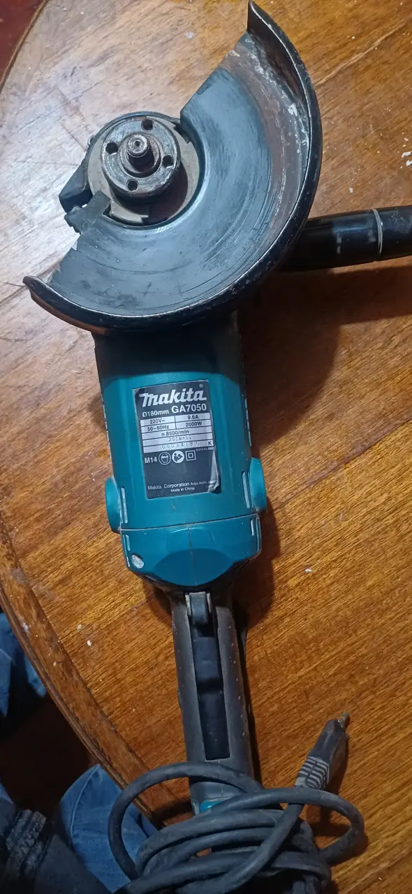 Esmeril angular Makita GA7050 2000W usado - 1