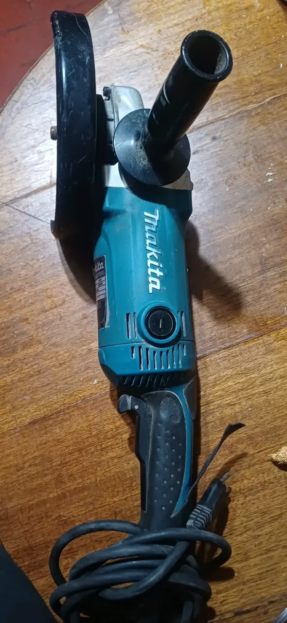 Esmeril angular Makita GA7050 2000W usado - 2
