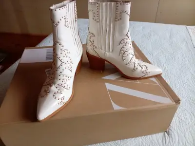 Botines Vaqueros Blancos con Tachuelas - miniatura 1
