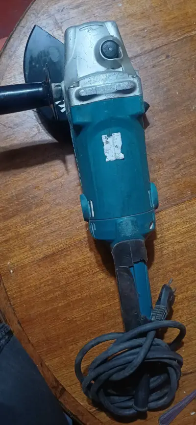 Esmeril angular Makita GA7050 2000W usado - miniatura 3