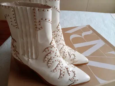 Botines Vaqueros Blancos con Tachuelas - miniatura 2
