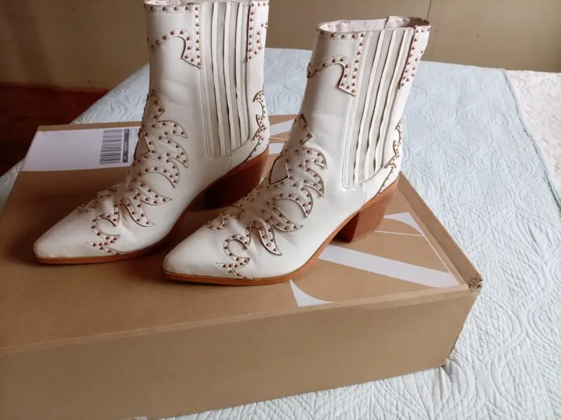 Botines Vaqueros Blancos con Tachuelas - 4